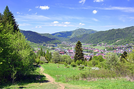 在Kroscienko村上查看农村山脉游客草地场地远足爬坡村庄蓝色小城图片