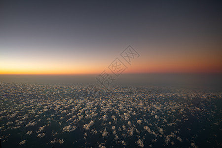 夜暮的天空 窗口平面的地平线视图夕阳飞机蓝色气氛假期航班喷射机翼翅膀旅行图片