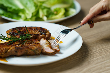 猪肉多汁牛排烧烤加蔬菜和香料烹饪迷迭香多叶草药餐厅牛肉木头小吃牛扒炙烤图片