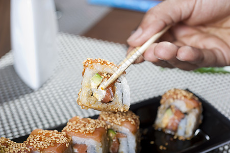 手用筷子和寿司食物美食环境用餐餐厅盘子奢华图片
