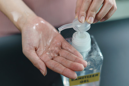 在疫情期间用消毒胶喷洒器洗手防腐剂消毒医疗乌鸦预防清洁剂感染液体流感瓶子背景图片