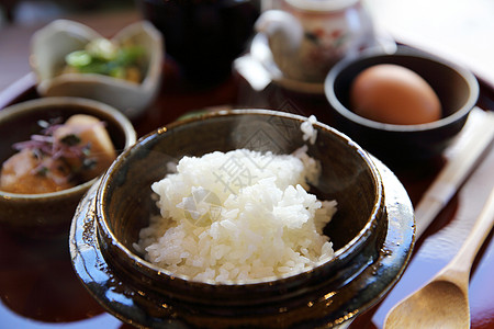 日本传统食物混合生鸡蛋和大米黄色盘子烹饪营养图片