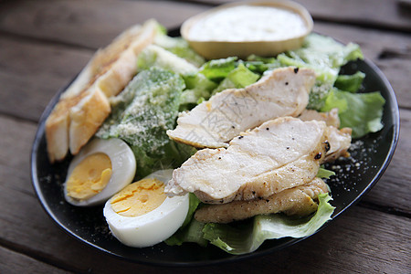 新鲜沙拉和鸡乳胡椒饮食松树坚果家禽香料营养午餐胸部食物图片