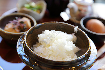 日本传统食物混合生鸡蛋和大米黄色烹饪营养盘子图片