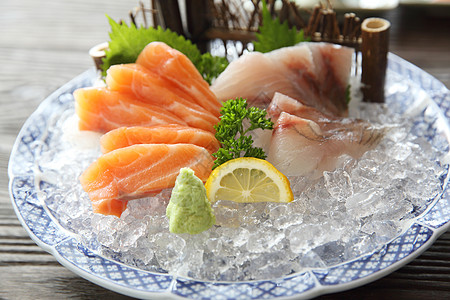 沙门鱼和红山雀生鱼日本菜餐厅橙子鱼片美食海鲜白色盘子市场鲈鱼食物图片