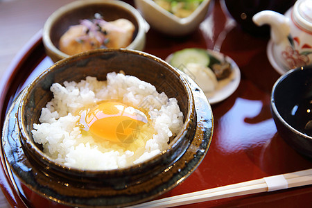 日本传统食物混合生鸡蛋和大米烹饪盘子黄色营养图片