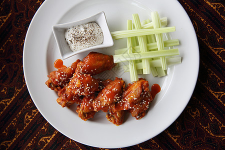 水牛翅炒鸡肉加辣酱盘子烧烤餐厅酒吧蔬菜食物美食红色油炸水牛图片