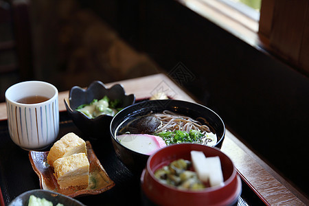 日式意大利食品绿色面条筷子洋葱美食烹饪蔬菜午餐棕色食物图片