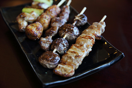 猪肉和鸡肉美食盘子文化烧烤白色烹饪竹子餐厅食物木头图片