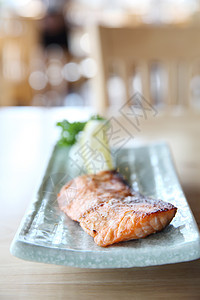 烤鲑鱼 烤鲑鱼 日式盘子柠檬绿色饮食午餐炙烤海鲜食物白色美食图片