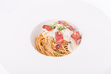 白盘上加培根和奶酪的意大利面卷心菜火腿餐厅烹饪奶油面条营养香菜盘子美食桌子图片