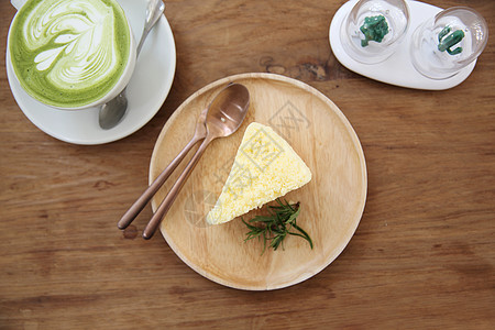 木本底的芝士蛋糕日本式奶制品奶油盘子白色糕点馅饼面包蛋糕绿茶美食图片