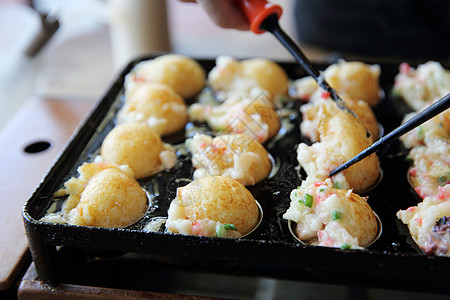 烹饪塔科亚基日本食品的过程街道旅行美食面粉餐厅小吃文化盘子海鲜厨师图片