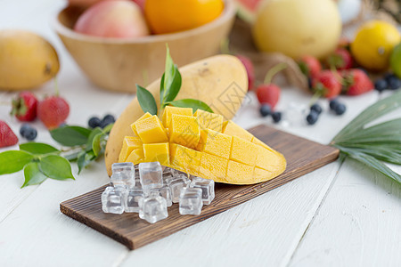在木制板上 配有冰块和果实薄荷甜点食物牛奶橙子果汁玻璃冰淇淋水果热带图片