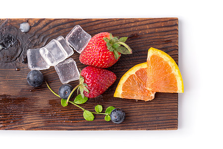 切橙 草莓和蓝莓 木板上与i水果盘子背景图片