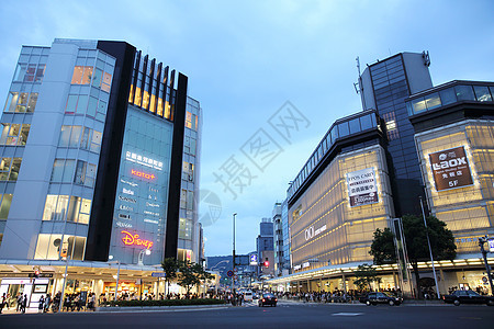 2016年6月4日 人们在市中心街上走着零售建筑物画廊地标街道旅游商业建筑学衣服交通图片