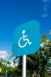 在户外停车的残疾人标志商业路面条纹轮椅沥青减值蓝色司机对角线服务图片