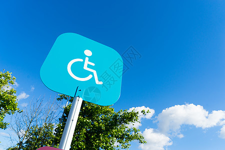 在户外停车的残疾人标志对角线零售国际服务轮椅减值运输沥青司机蓝色图片