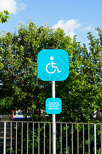 在户外停车的残疾人标志水平国际线条运输条纹沥青轮椅司机路面减值图片