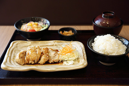 配有大米的田地鸡鸡蜂蜜盘子烹饪油炸木头午餐美食沙拉芝麻白色图片