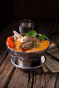 泰国海鲜汤 泰国辣辣味贝类烹饪食物草本植物美食菜单盘子海鲜香料午餐图片