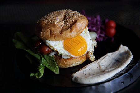 带香肠和鸡蛋的汉堡包食物包子薯条洋葱芝士木头面包午餐汉堡小吃图片