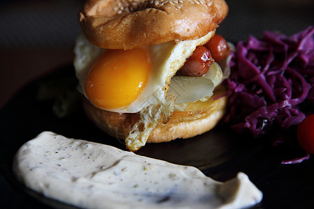 带香肠和鸡蛋的汉堡包木头汉堡薯条美食食物蔬菜牛肉包子芝士小吃图片