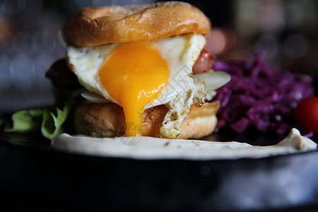 带香肠和鸡蛋的汉堡包午餐薯条美食包子乡村食物洋葱汉堡蔬菜芝士图片