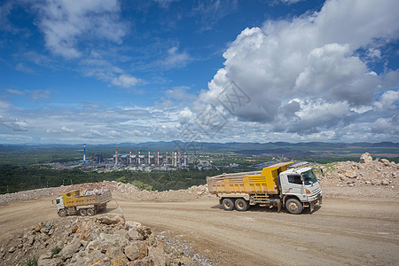 在采石场装载岩石的Dumper卡车运输货车工作碎石天空蓝色工业货物矿业大理石图片