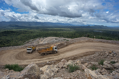 在采石场装载岩石的Dumper卡车技术大理石货车工业碎石工作天空倾倒石头矿业图片