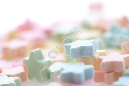 五颜六色的星形牛奶颗粒在白色背景下被隔离星星生活健康巧克力糖果食物饮食紫色篮子宏观图片