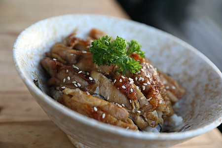 日式日本食品 鸡田鸡和有米饭的木本木头油炸餐厅盘子美食沙拉食物午餐小吃蔬菜图片