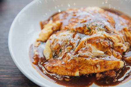 木制背景影片vi上日本式的煎蛋卷炒饭腰部烹饪猪肉美食黄瓜电影盘子食物油炸午餐图片