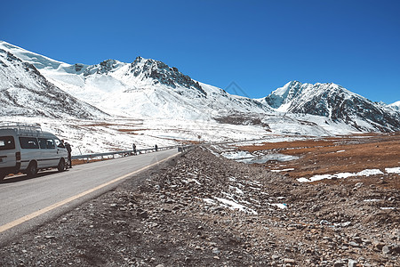 卡拉科拉姆公路沿Khunjerab的雪盖山脉沿线图片