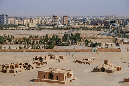 古代Zoroastrian建筑和现代建筑师的空中视图图片