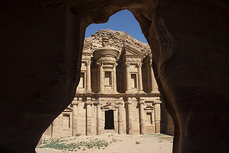 从一个贝都因洞穴内可以看到约旦历史城市彼得拉的修道院阿德·迪尔(Ad Deir)景象图片