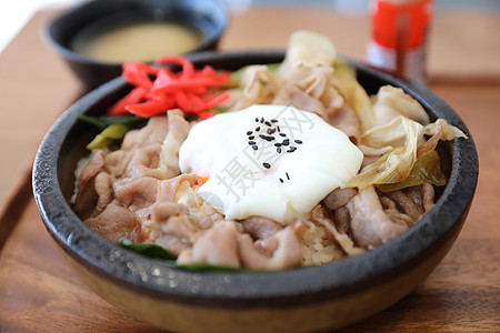 辣子鸡盖饭日本食物 京登日本牛肉 在大米碗上煮炒牛肉 加鸡蛋盘子美食用餐蔬菜营养大豆文化午餐教师筷子背景