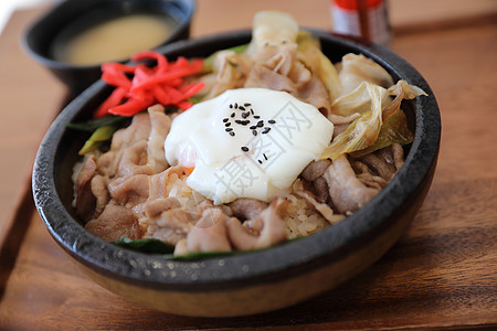 辣子鸡盖饭日本食物 京登日本牛肉 在大米碗上煮炒牛肉 加鸡蛋营养教师餐厅桌子蔬菜用餐大学文化午餐盖饭背景