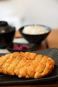 松松炒猪肉菜 木桌加饭和汤油炸美食餐厅腰部桌子厨房文化猪肉烹饪蔬菜图片