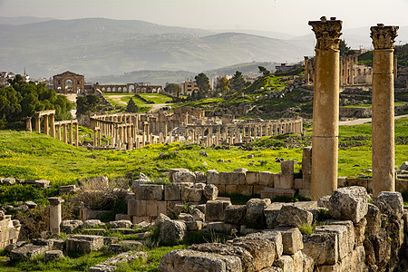 约旦杰拉什的罗马历史遗址Gerasa总景象 有界桩和奥瓦尔广场 山区和城市位于远处图片