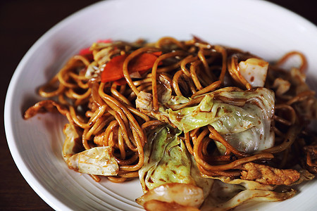 Yakisoba 炸面日本风格盘子筷子猪肉美食午餐油炸烹饪厨房食物面条图片