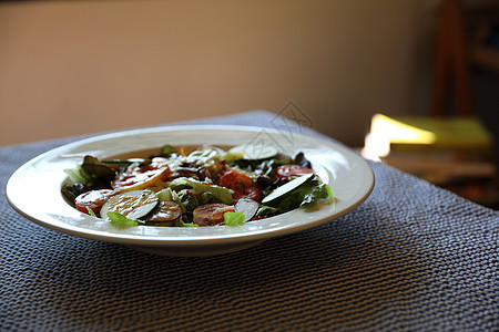 餐桌上新鲜沙拉健康食品营养饮食洋葱小吃美食盘子黄瓜胡椒叶子蔬菜图片