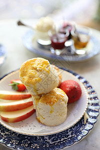 甜点加果酱和茶叶浆果小吃桌子糕点奶油食物杯子餐巾早餐水果图片