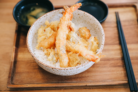 辣子鸡盖饭炸虾瓜加大米日本菜教师木头小吃午餐盘子油炸生活餐厅盖饭大学背景