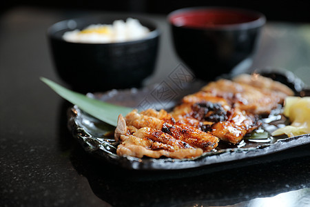 日式意大利菜 鸡田鸡和大米美食炙烤大学盘子餐厅木头大豆沙拉小吃油炸图片