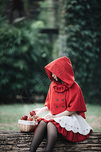 穿着小红兜帽装的肖像女青年角色女性女士孩子电影披风骑术小路扮演树木图片