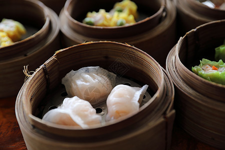 Dim sum 蒸汽在木篮子中国食品中排挤饺子小吃猪肉文化早餐点心饮茶餐厅烹饪竹子图片