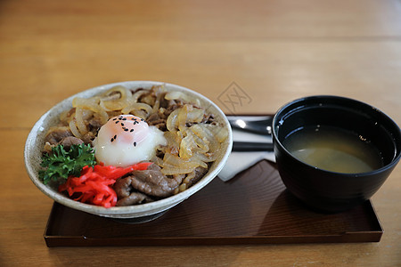 辣子鸡盖饭日本牛肉在大米碗上 日本菜餐厅烹饪文化美食桌子猪肉盘子食物洋葱营养背景