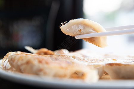 日本菜 盘子上的青藏猪肉服务烹饪美食油炸芝麻小吃大豆酱油水饺图片