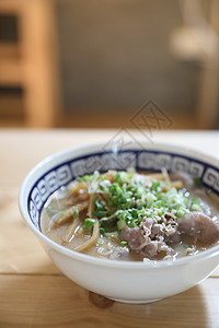 拉门日本面条汤 配上面条和木头猪肉洋葱大豆蔬菜食物美食烹饪肉汤豆腐午餐盘子图片